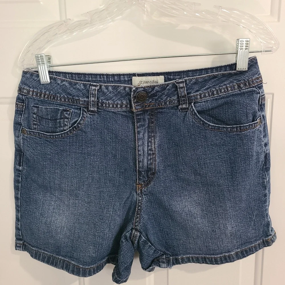 St Johns Bay Stretch Blue Denim Shorts Womens Size 10 Mid Rise Medium Wash 5 Pkt